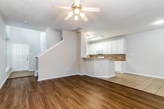 215 N Burberry Park Cir in Spring, TX - Building Photo - Building Photo