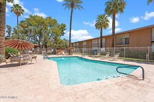 6125 E Indian School Rd in Scottsdale, AZ - Building Photo