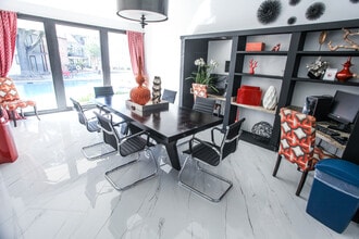 Woodtrail Apartment Homes in Houston, TX - Foto de edificio - Building Photo