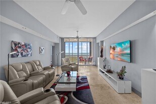 6825 Grenadier Blvd, Unit 911 in Naples, FL - Building Photo