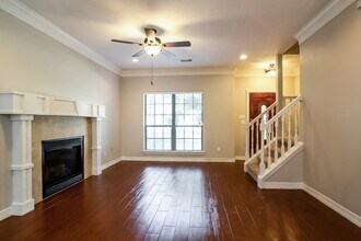 612 Spruce Dr in Conroe, TX - Foto de edificio - Building Photo