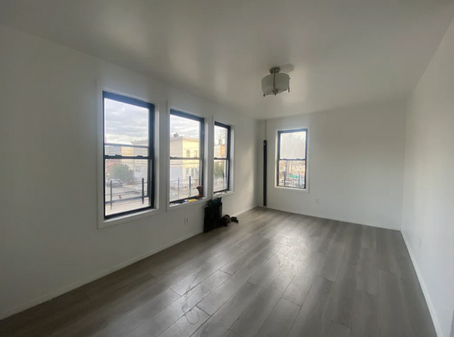 416 E 35th St in Brooklyn, NY - Building Photo - Building Photo