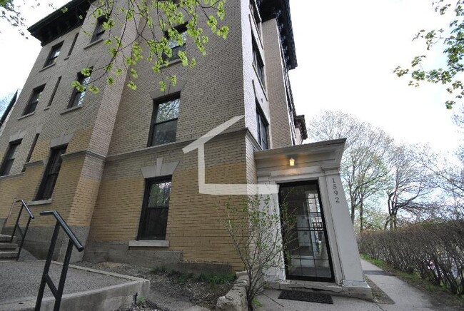 1592 Beacon St, Unit 3 in Brookline, MA - Foto de edificio - Building Photo