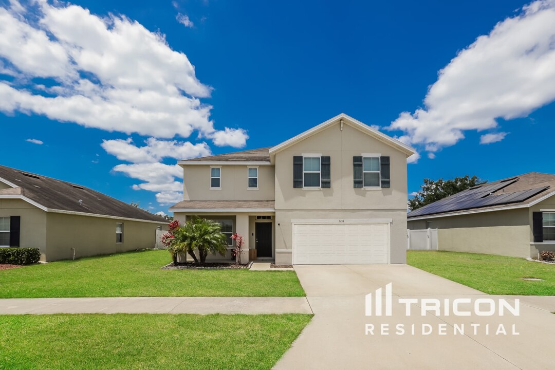 3216 Magnolia Meadows Dr in Plant City, FL - Building Photo