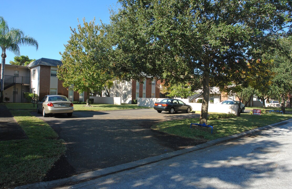 147 N Monroe Cir NE in St. Petersburg, FL - Foto de edificio