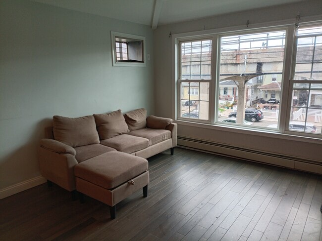 9214 Rockaway Fwy, Unit Rockaway beach 3 bed 1 ba in Far Rockaway, NY - Building Photo - Building Photo