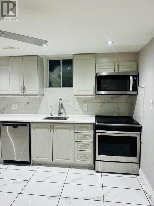 53 Freshspring Dr in Brampton, ON - Building Photo - Building Photo