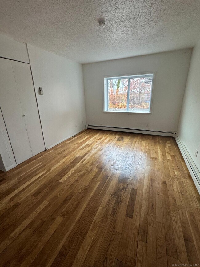 404 Charles St in Bridgeport, CT - Building Photo - Building Photo
