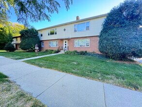 401 Palomino Ln, Unit 2S in Madison, WI - Foto de edificio - Building Photo