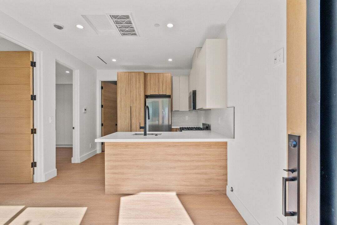 19144 Keswick St in Los Angeles, CA - Building Photo