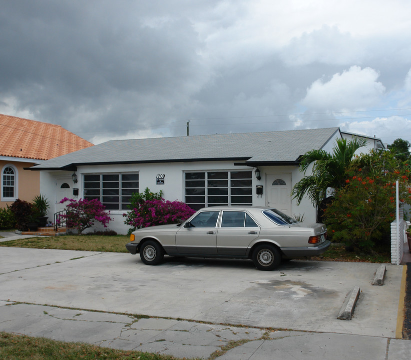 1709 Dewey St in Hollywood, FL - Building Photo