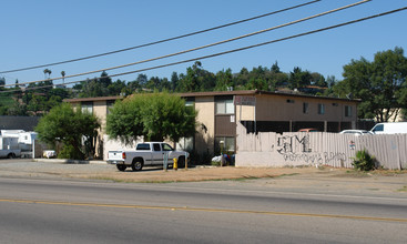 2233 S Santa Fe Ave in Vista, CA - Building Photo - Building Photo