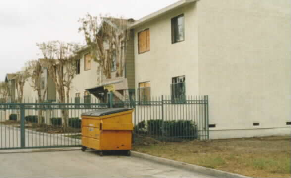 Wrightwood Villas in Lynwood, CA - Foto de edificio - Building Photo