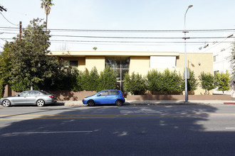 14641 Magnolia Blvd in Van Nuys, CA - Foto de edificio - Building Photo