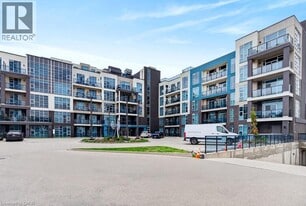 10 Concord Pl in Grimsby, ON - Building Photo