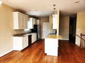 605 Commonwealth Dr in Yorktown, VA - Building Photo - Building Photo