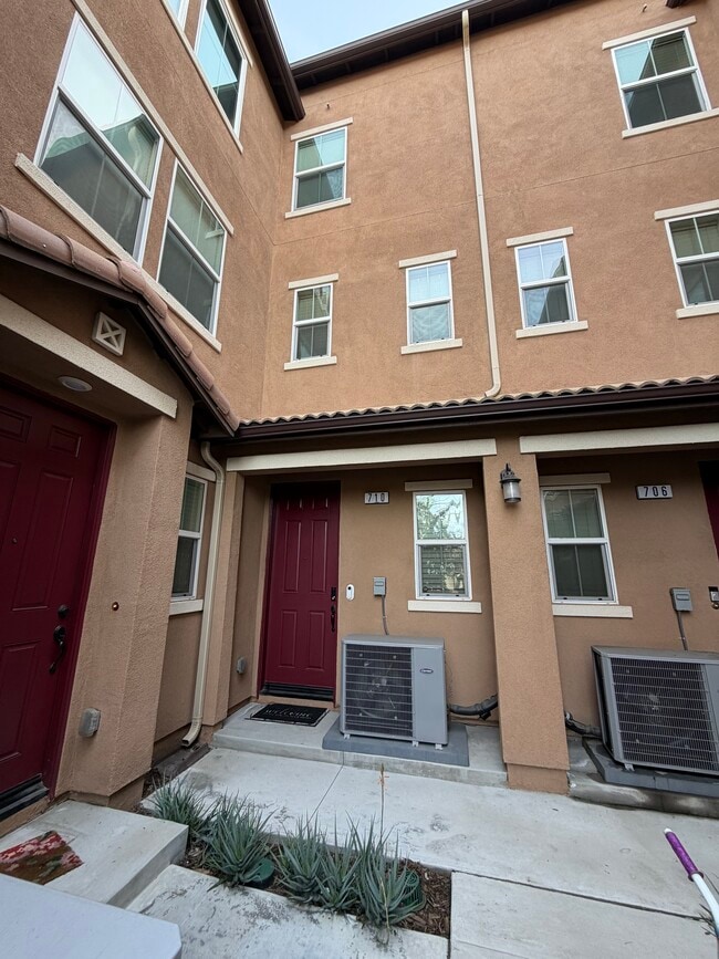 710 N Ethan Way, Unit Arroyo Condominium in Anaheim, CA - Building Photo - Building Photo