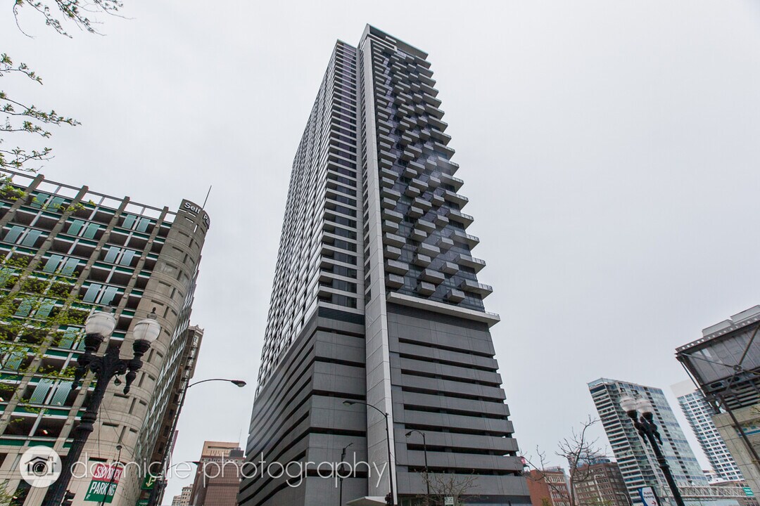 235 W Van Buren St in Chicago, IL - Building Photo