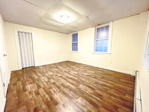 115 Summer St, Unit Apt 2 in North Brookfield, MA - Foto de edificio - Building Photo