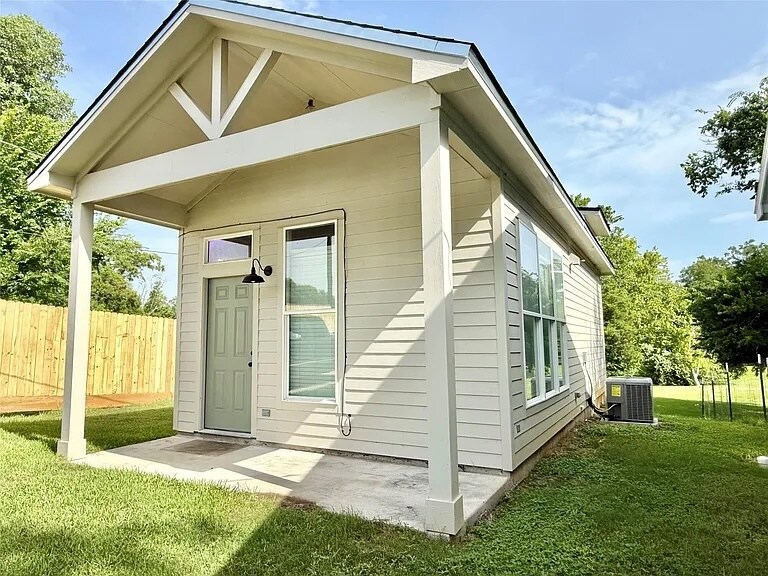 903 Sycamore St in Brenham, TX - Building Photo