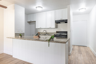 Buckingham Apartments in North Hollywood, CA - Building Photo - Interior Photo