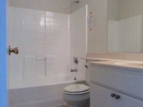 3242 Shale Rd in Palmdale, CA - Foto de edificio - Building Photo