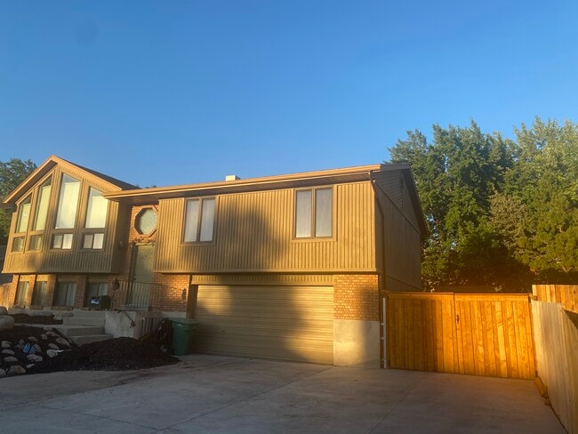 10129 S 2165 E in Sandy, UT - Foto de edificio - Building Photo