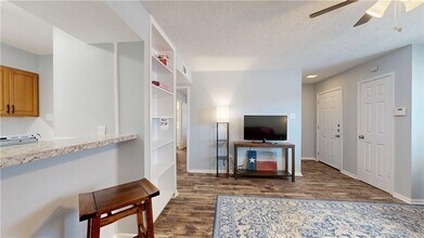 1325 Airline Dr in College Station, TX - Foto de edificio - Building Photo