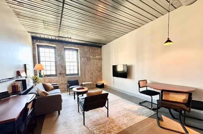 1009 W Juneau Ave in Milwaukee, WI - Foto de edificio - Building Photo