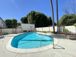 12801 Moorpark St, Unit 108 in Los Angeles, CA - Building Photo - Building Photo