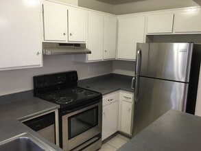 3276 Ashford St in San Diego, CA - Building Photo - Building Photo