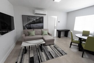 1002 NW 74th St in Miami, FL - Building Photo - Building Photo