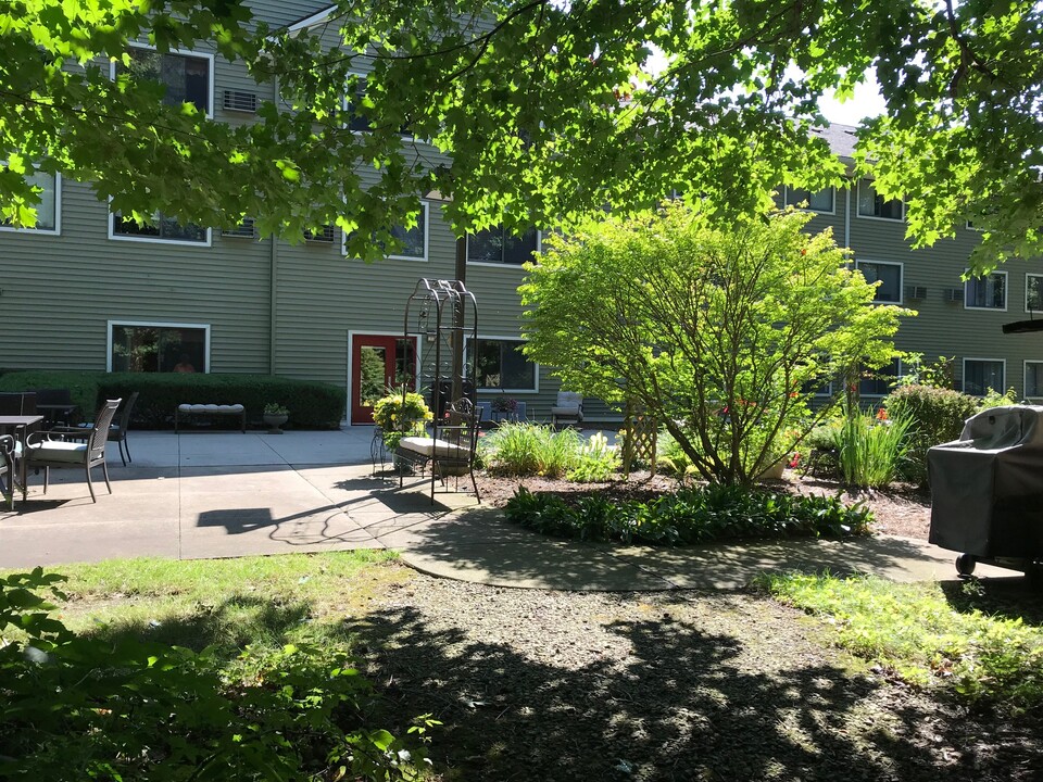 Mill Pond Manor - 62+ Senior Housing in Saline, MI - Foto de edificio