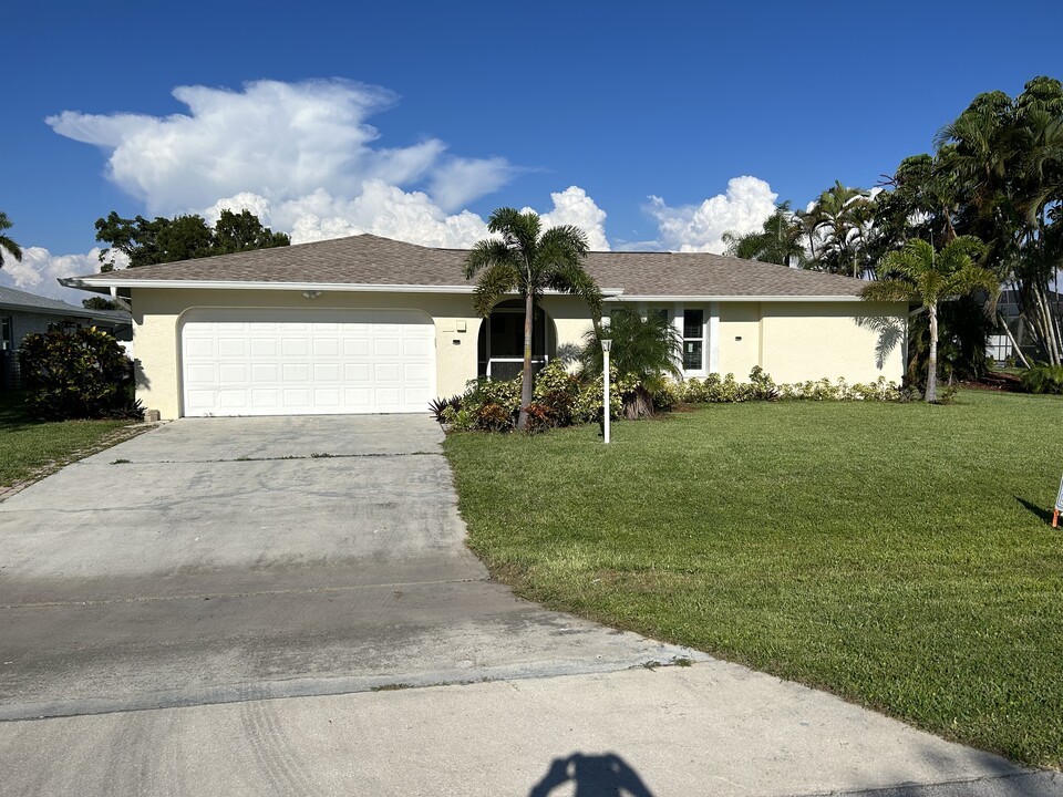 2513 SE 26th Ave in Cape Coral, FL - Foto de edificio