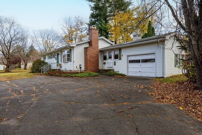 26 Summit St in South Hadley, MA - Building Photo - Building Photo