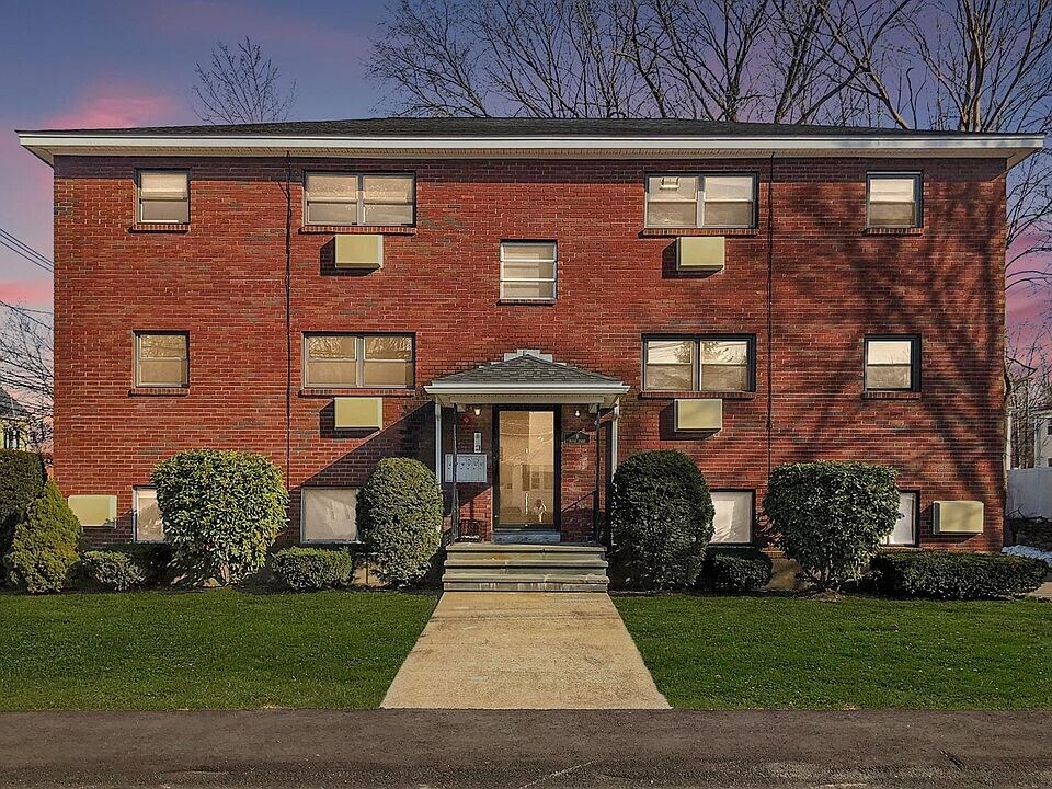 8 Friend St, Unit 4 in Waltham, MA - Building Photo