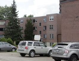 2420 New St in Burlington, ON - Building Photo