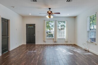 1012 N Robinson St in Cleburne, TX - Building Photo - Building Photo