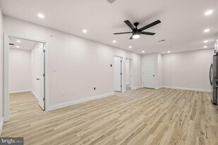 437 W Girard Ave in Philadelphia, PA - Building Photo