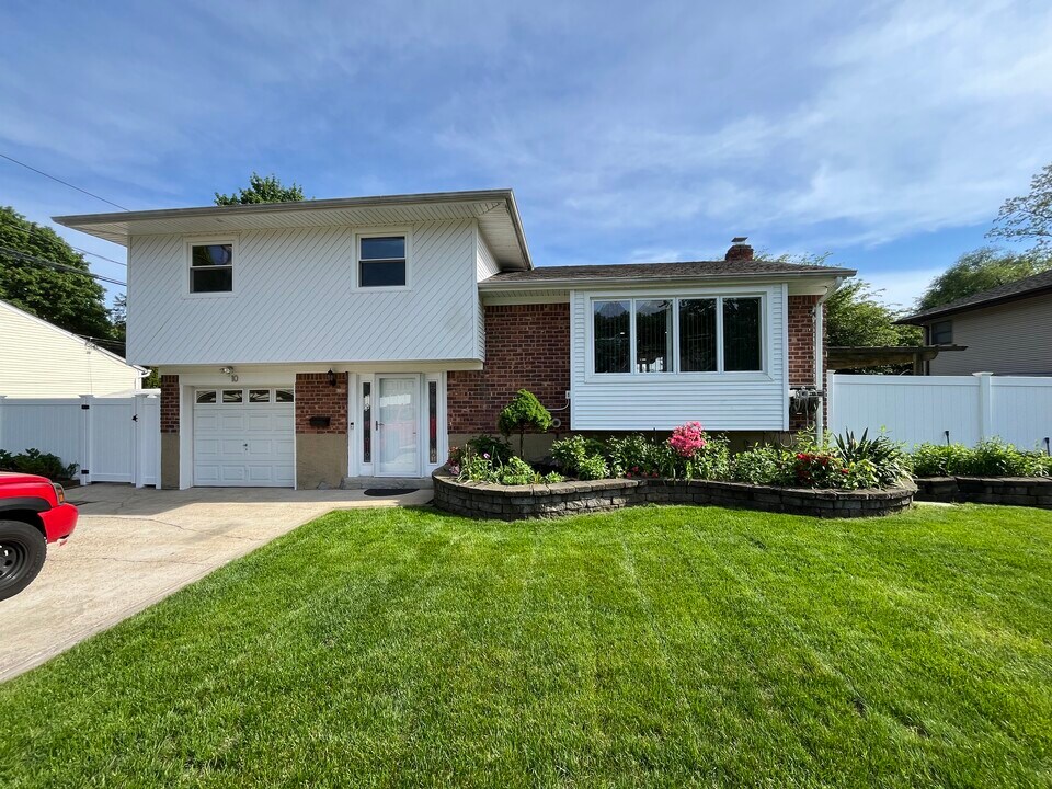 10 Johnson St in Commack, NY - Building Photo