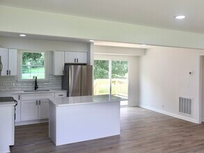 129 Lake Point Dr in Gallatin, TN - Building Photo - Building Photo