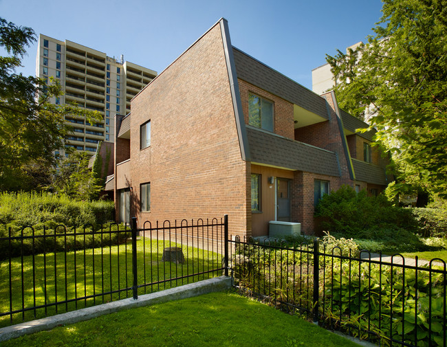 Hampton House Townhomes in Toronto, ON - Building Photo - Building Photo