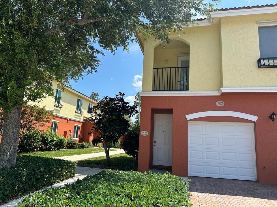 49 SE Sedona Cir in Stuart, FL - Building Photo
