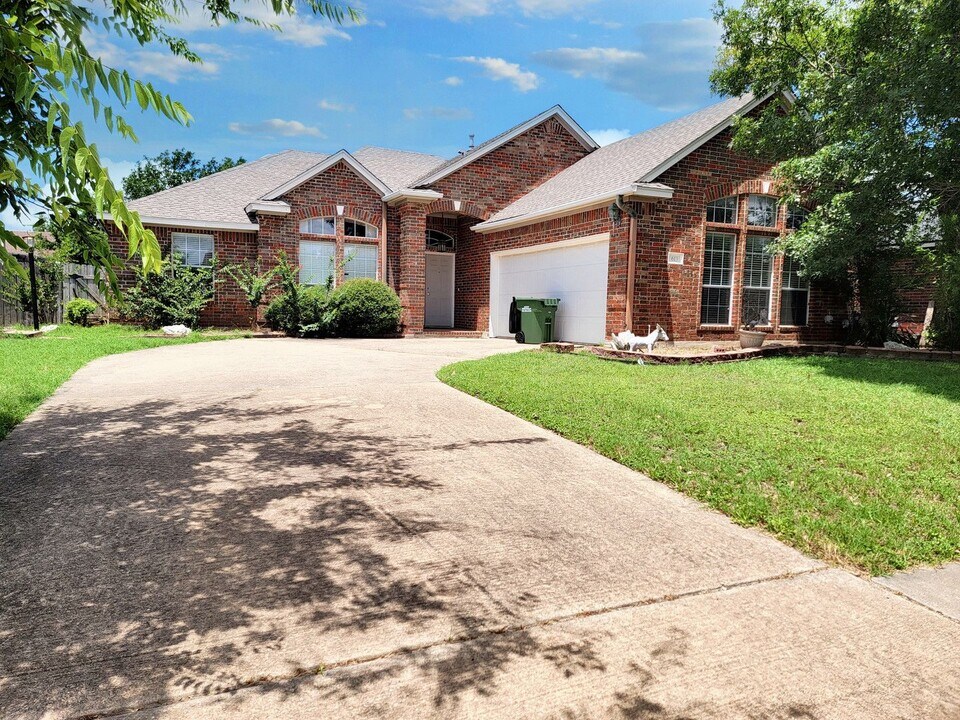 613 Deercreek Ln in Leander, TX - Building Photo