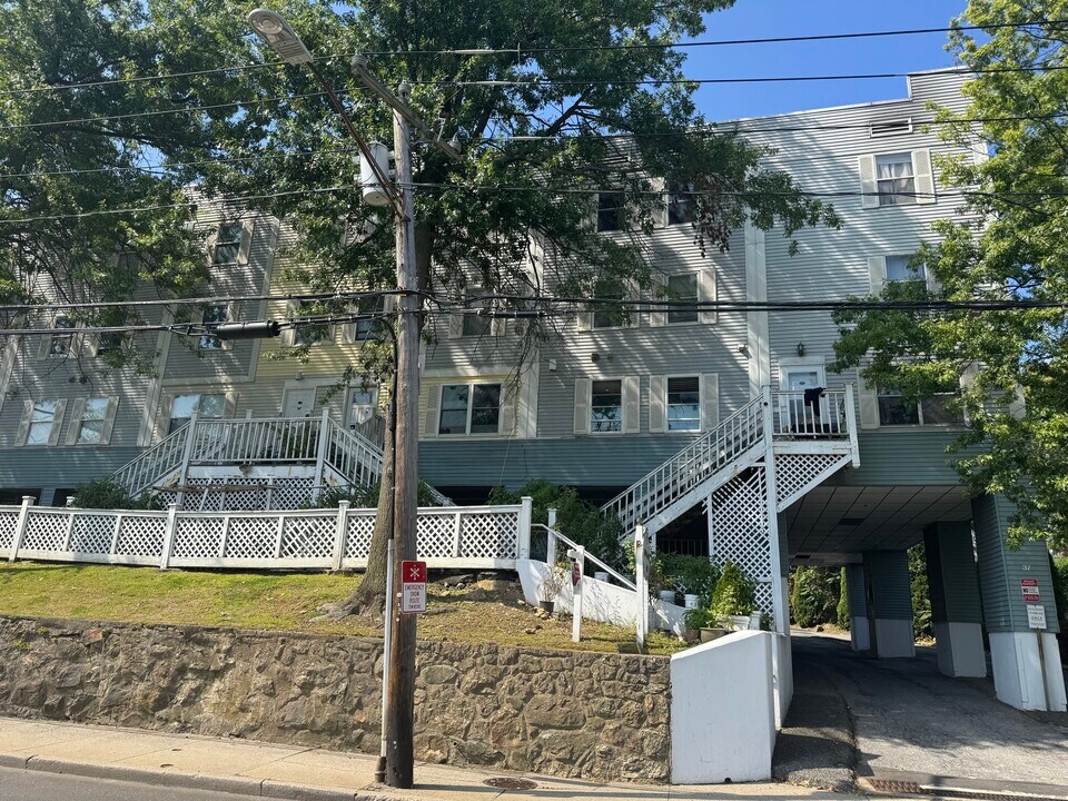 37 Greenwich Ave in Stamford, CT - Building Photo
