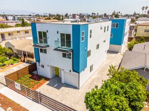 2218 Carmona Ave in Los Angeles, CA - Foto de edificio - Building Photo