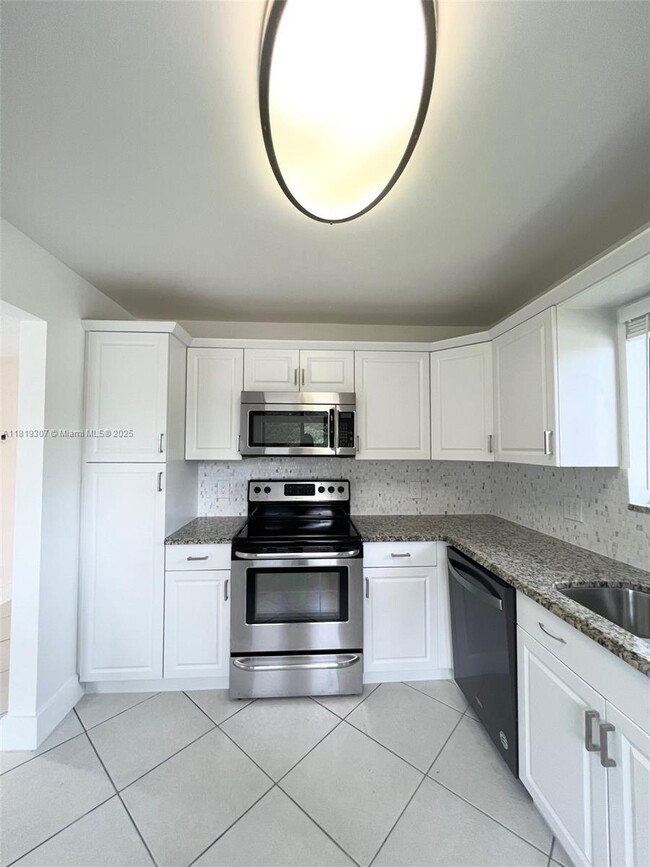 304 Racquet Club Rd in Weston, FL - Building Photo - Building Photo