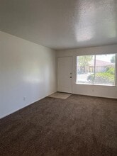 491 Minnewawa Ave in Clovis, CA - Foto de edificio - Building Photo