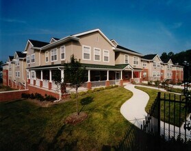 Park View at Woodlawn in Gwynn Oak, MD - Foto de edificio - Building Photo