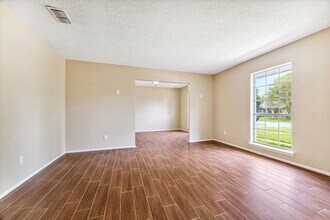 503 Mary Ann Dr in Friendswood, TX - Foto de edificio - Building Photo